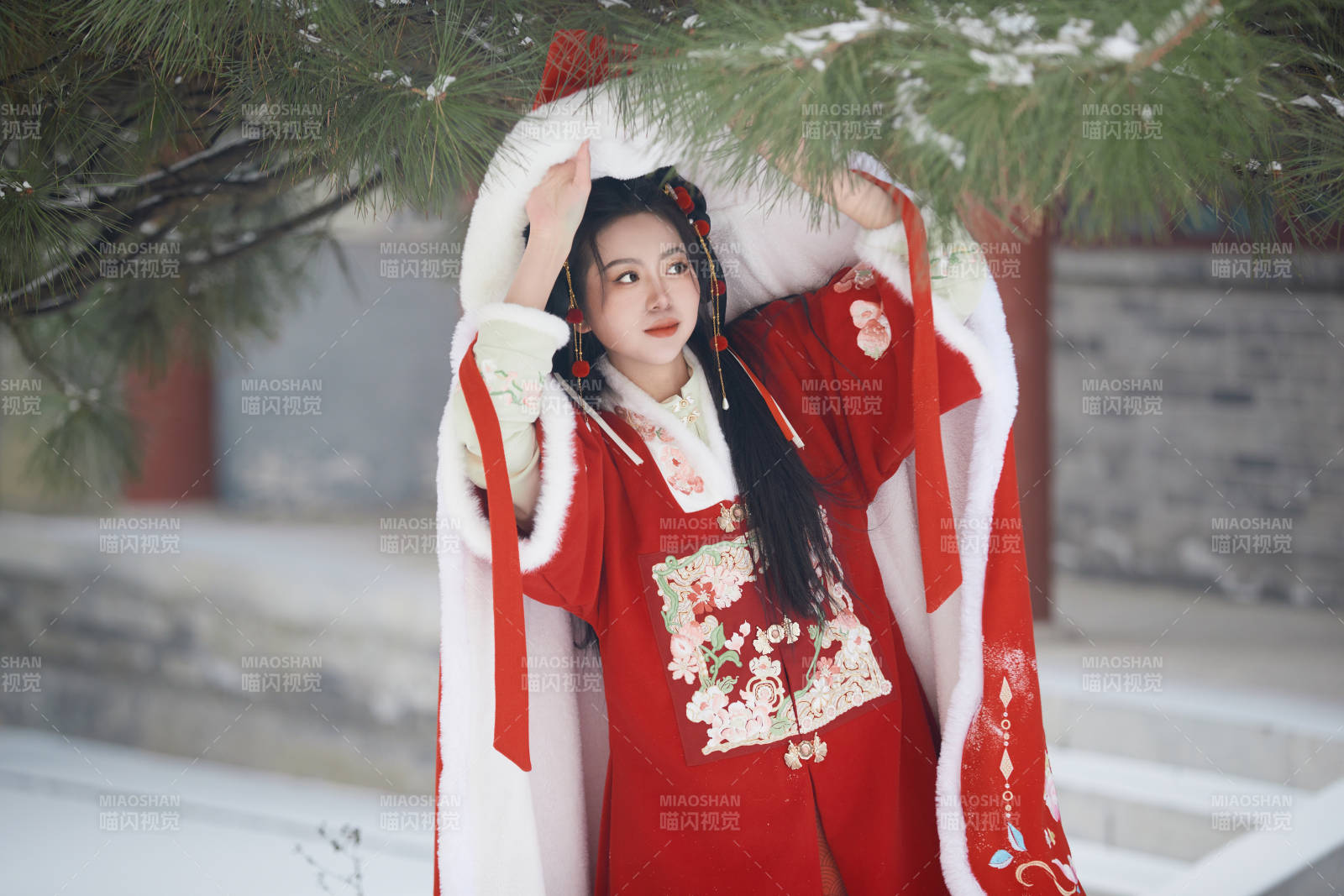 雪天戶外身穿中式紅色漢服的亞洲少女
