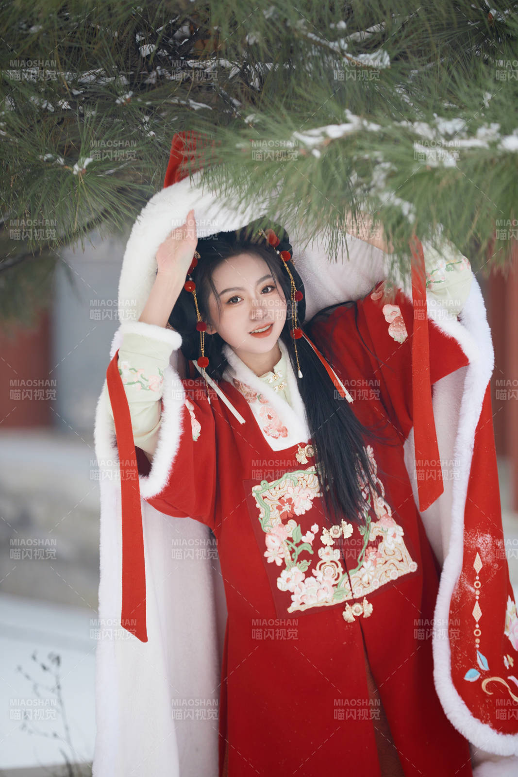 雪天戶外身穿中式紅色漢服的亞洲少女