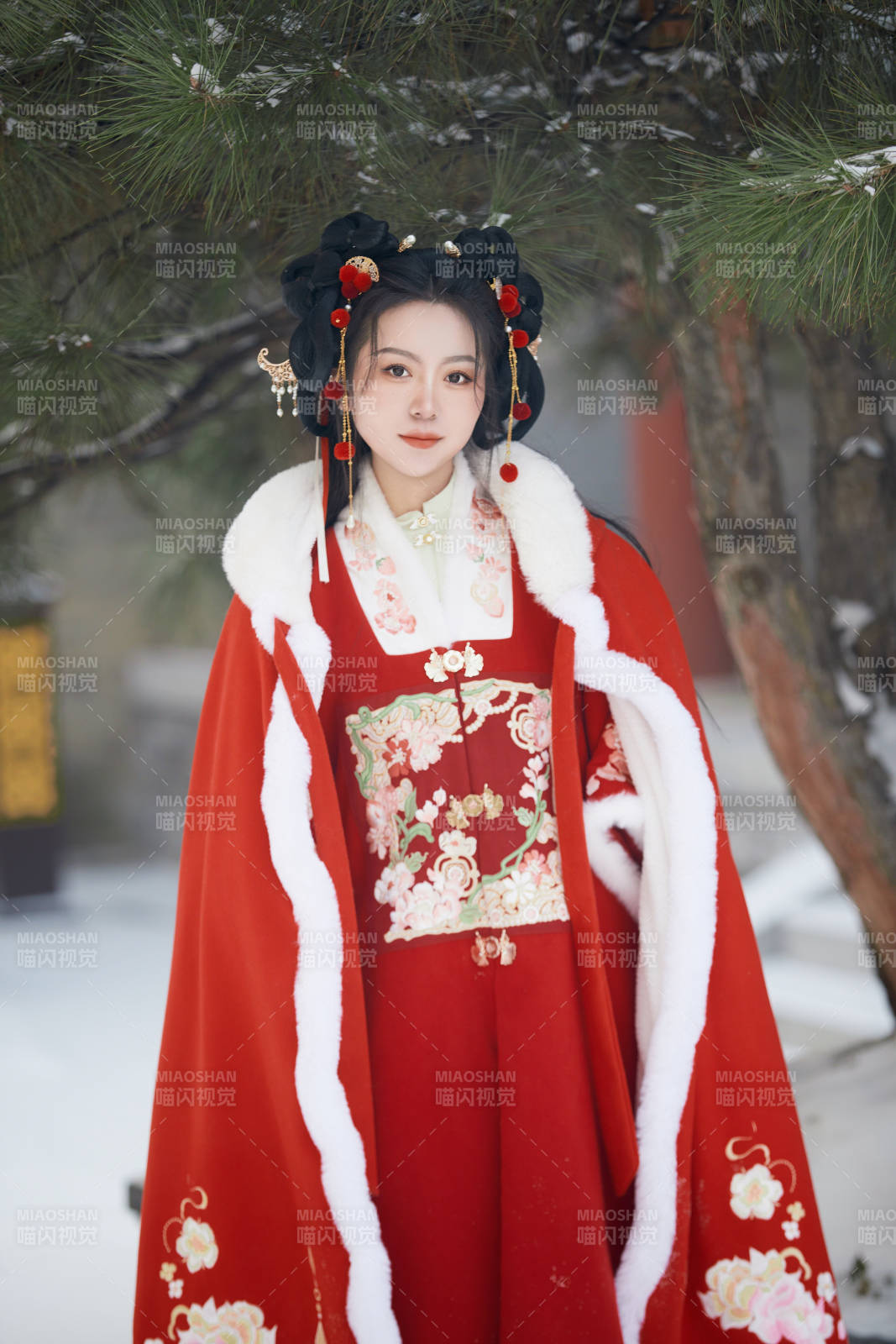 雪天戶外身穿中式紅色漢服的亞洲少女