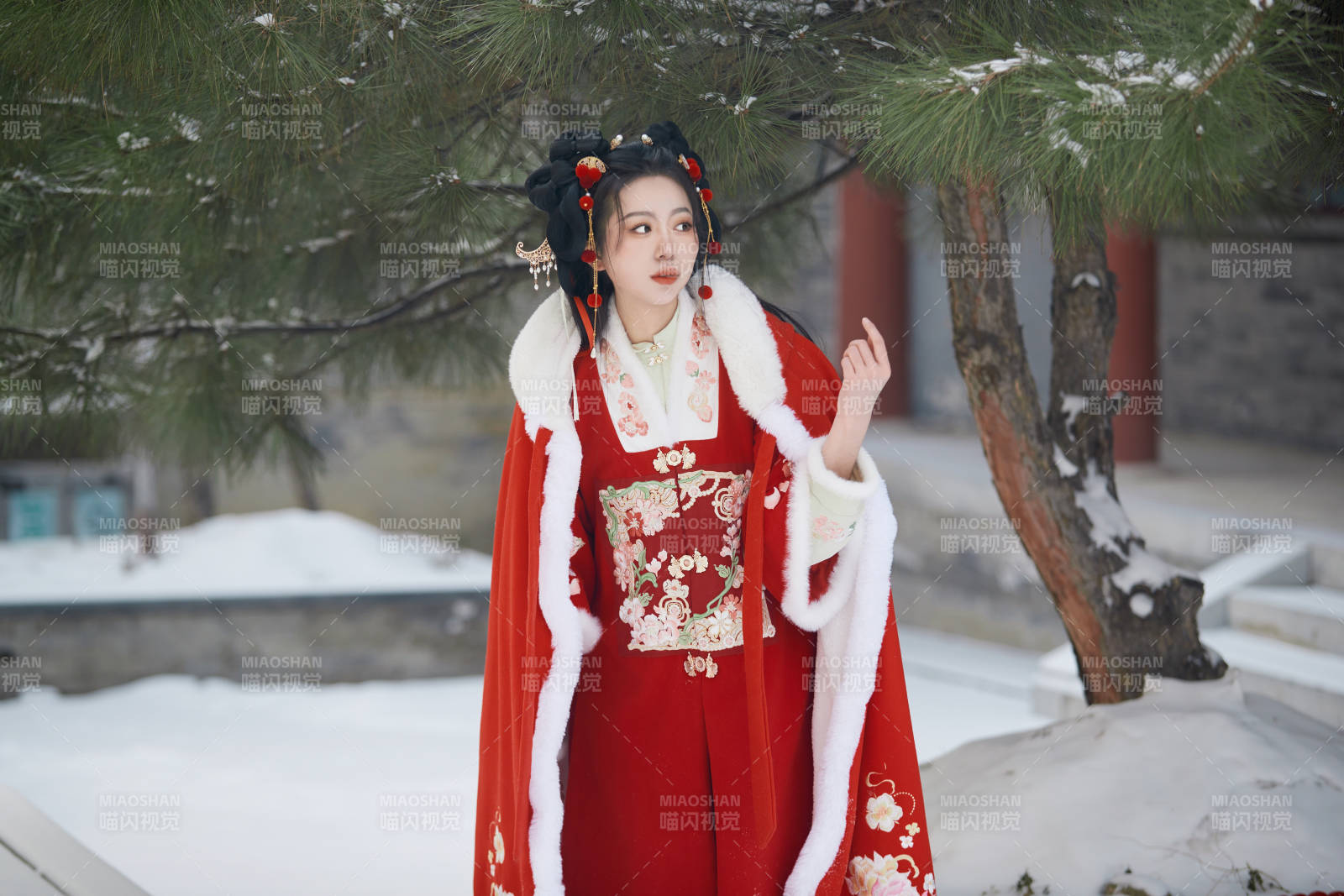 雪天戶外身穿中式紅色漢服的亞洲少女