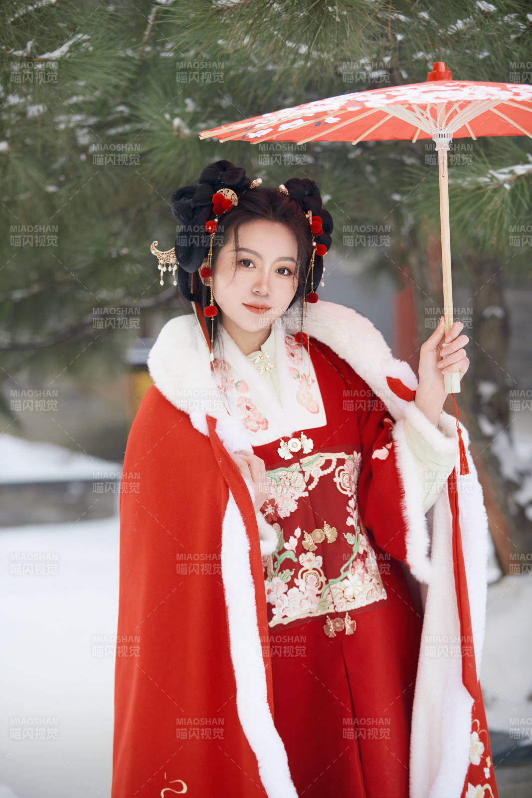 雪天戶外身穿中式紅色漢服的亞洲少女