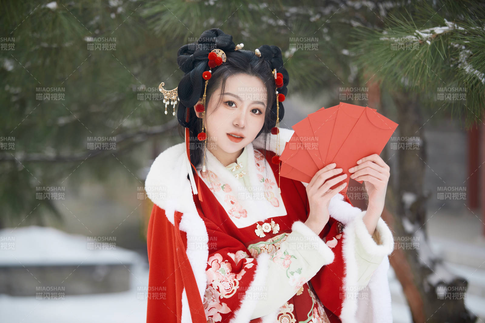 雪天戶外身穿中式紅色漢服的亞洲少女