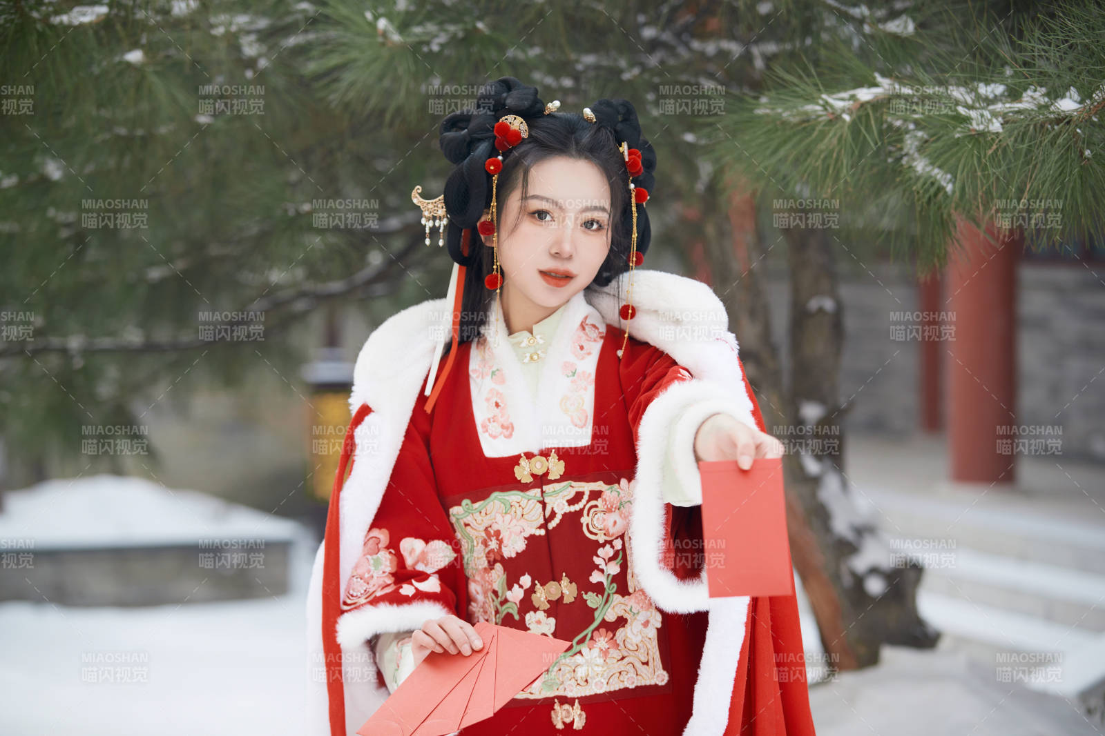 雪天戶外身穿中式紅色漢服的亞洲少女