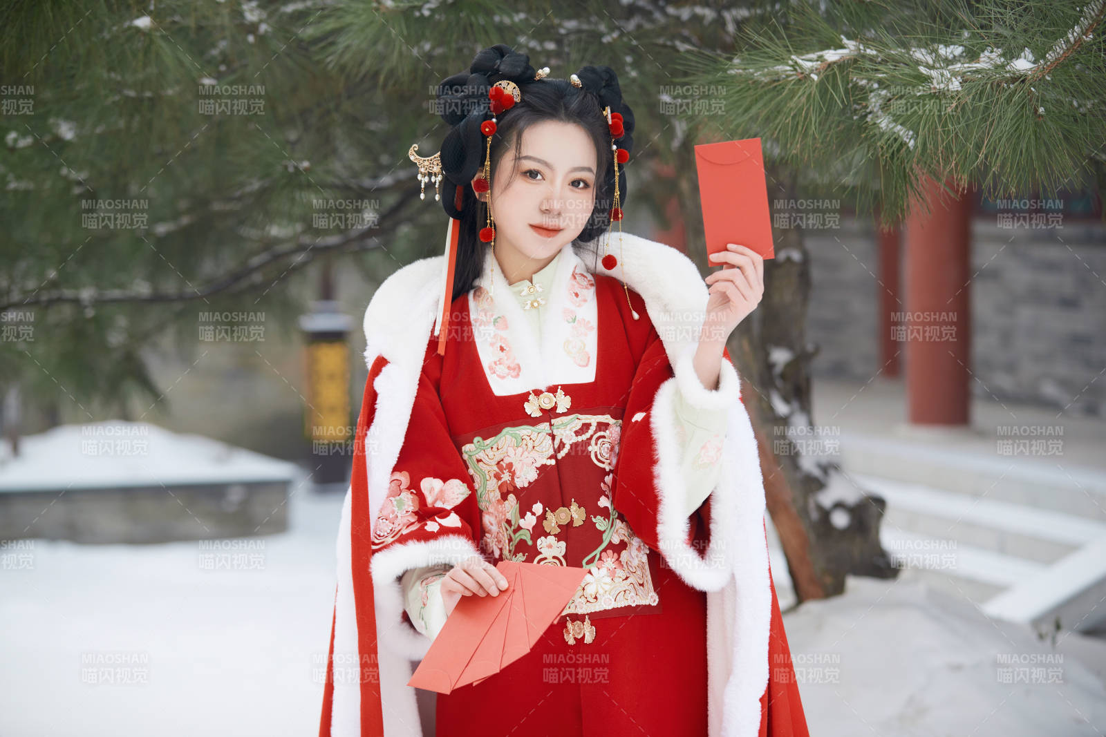 雪天戶外身穿中式紅色漢服的亞洲少女