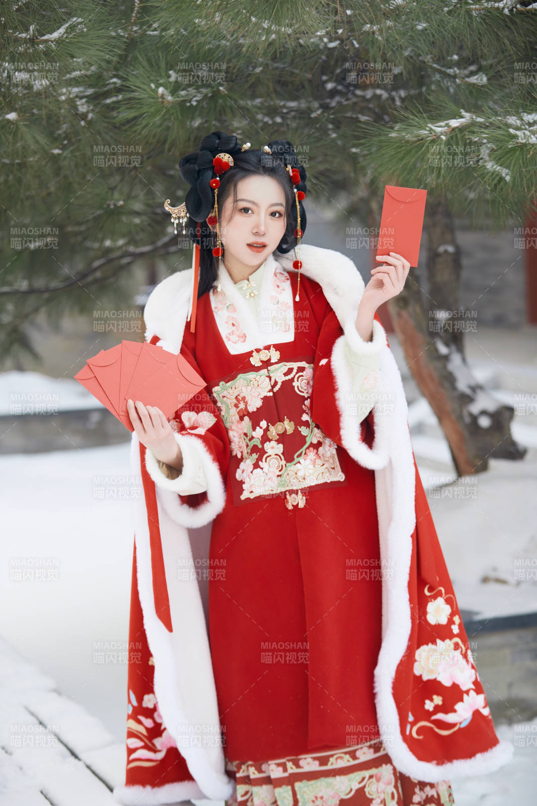 雪天戶外身穿中式紅色漢服的亞洲少女