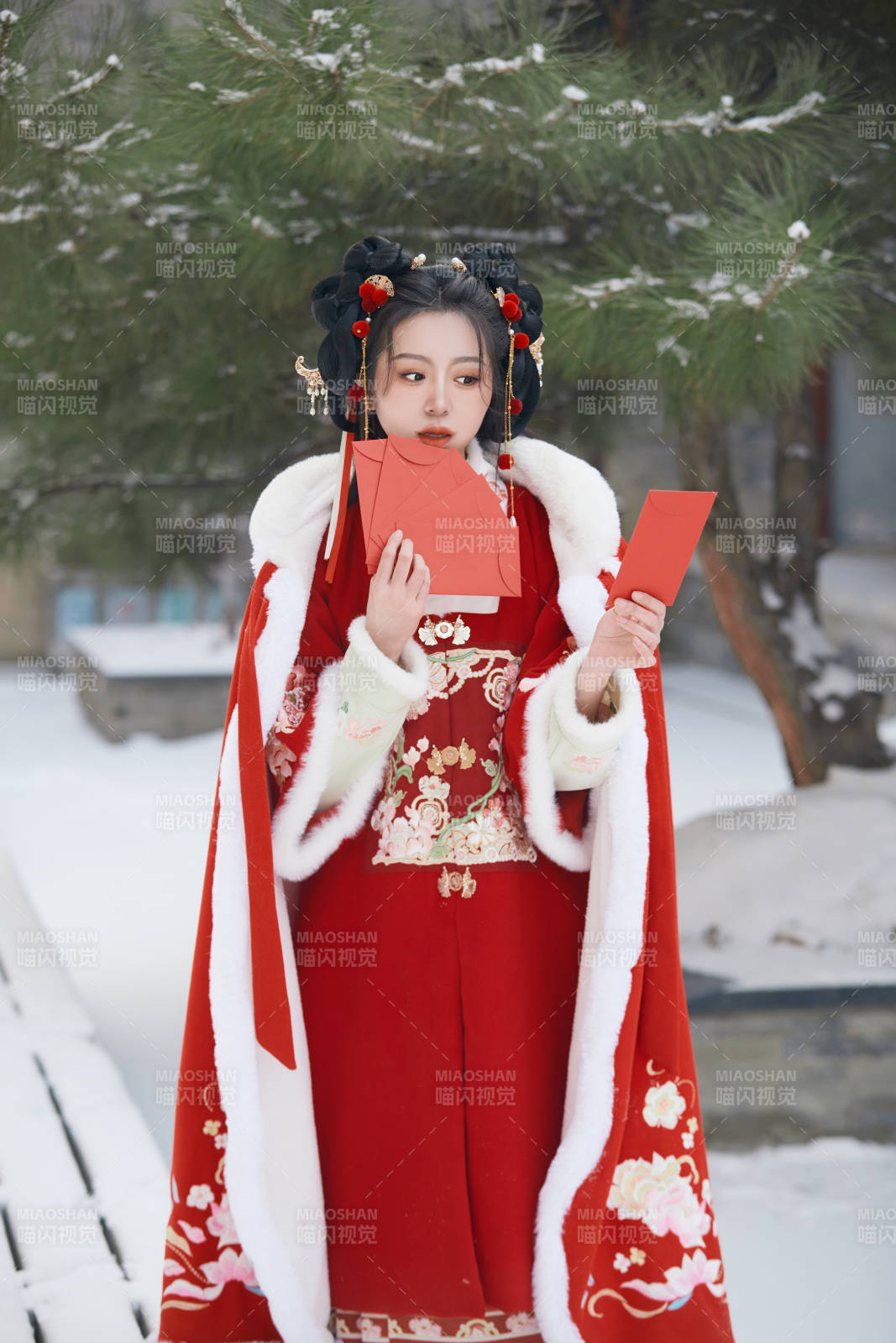 雪天戶外身穿中式紅色漢服的亞洲少女