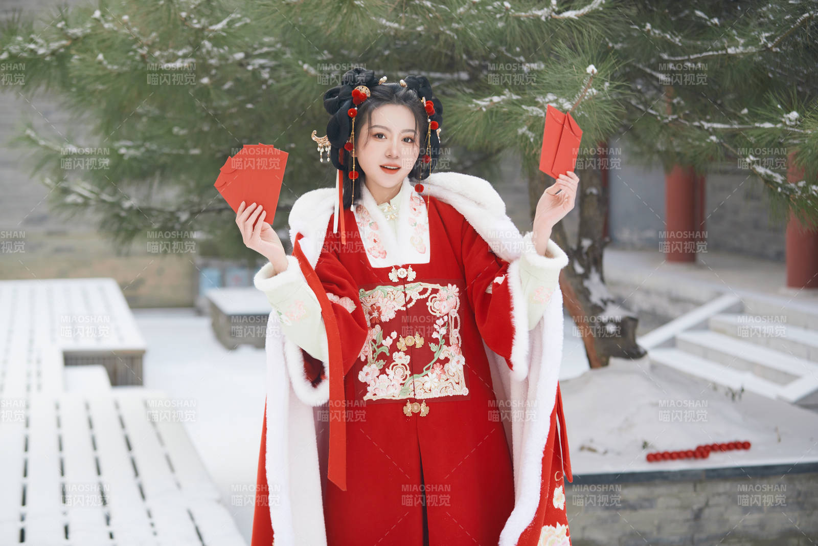 雪天戶外身穿中式紅色漢服的亞洲少女