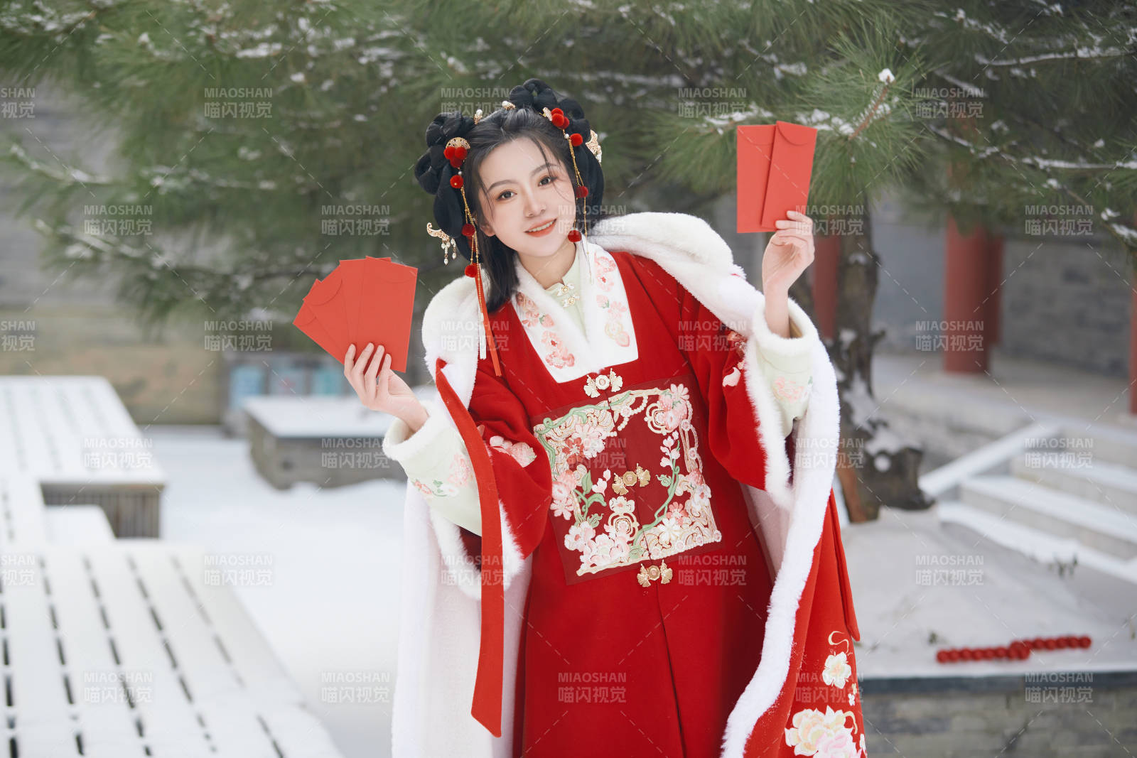 雪天戶外身穿中式紅色漢服的亞洲少女