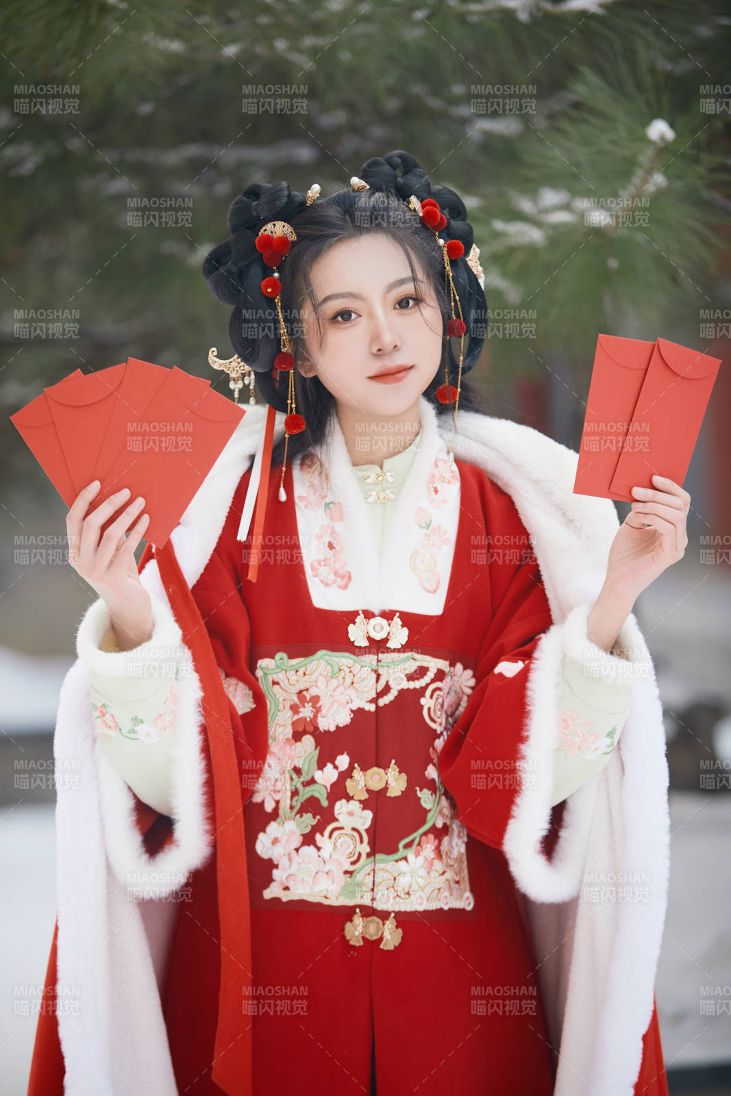 雪天戶外身穿中式紅色漢服的亞洲少女