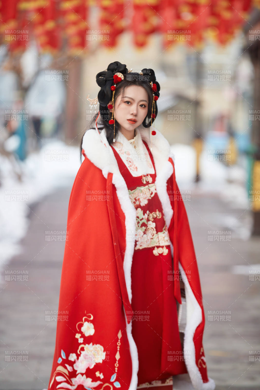 雪天戶外身穿中式紅色漢服的亞洲少女