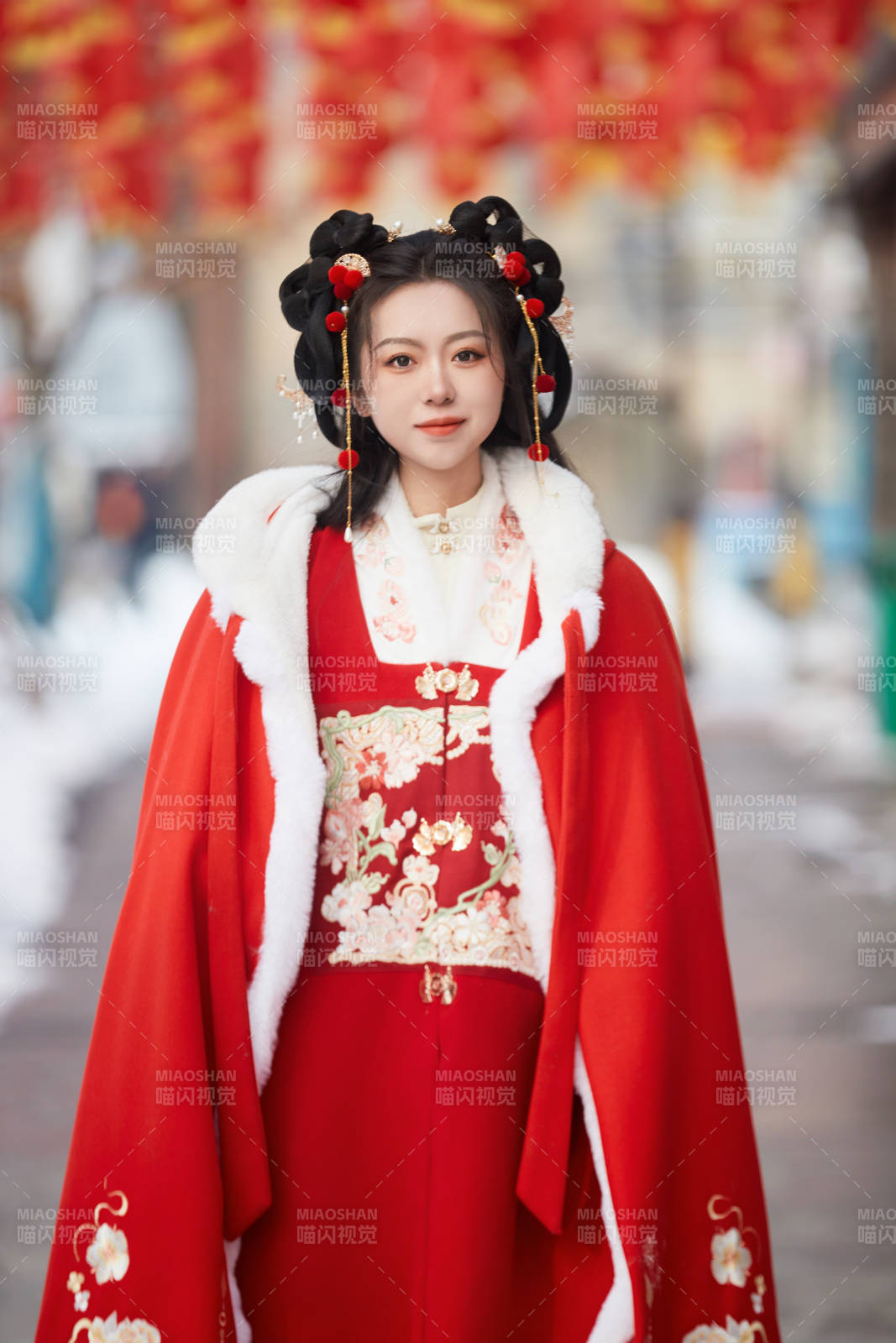 雪天戶外身穿中式紅色漢服的亞洲少女