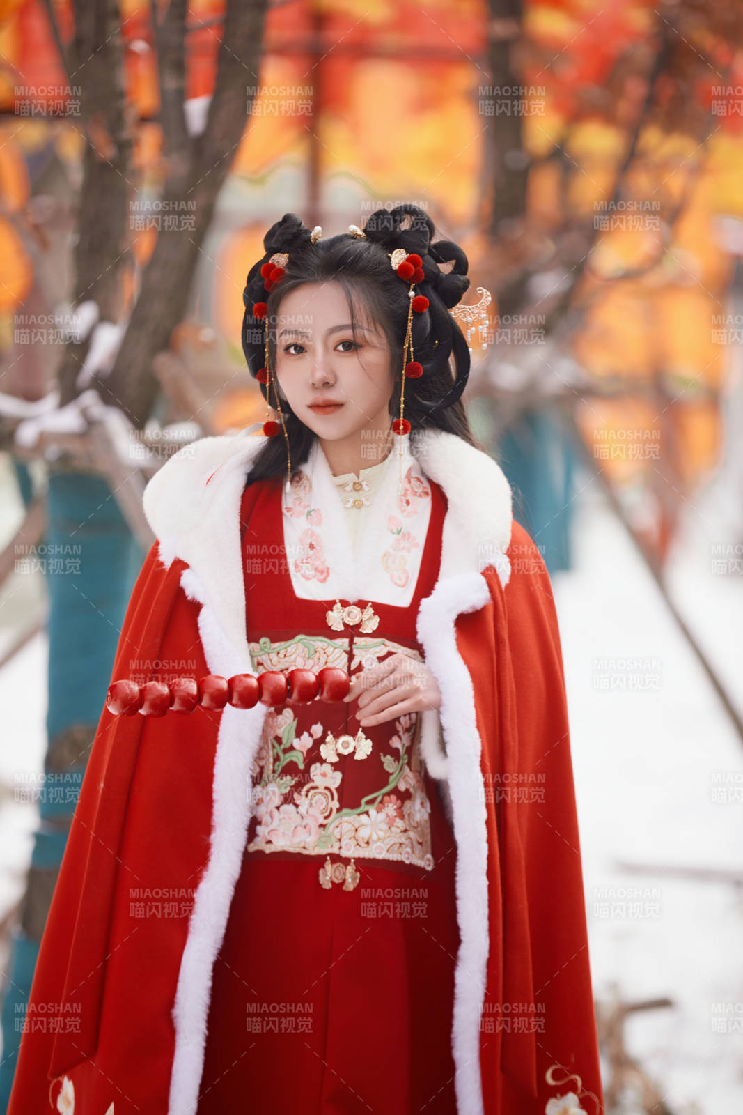 雪天戶外身穿中式紅色漢服的亞洲少女