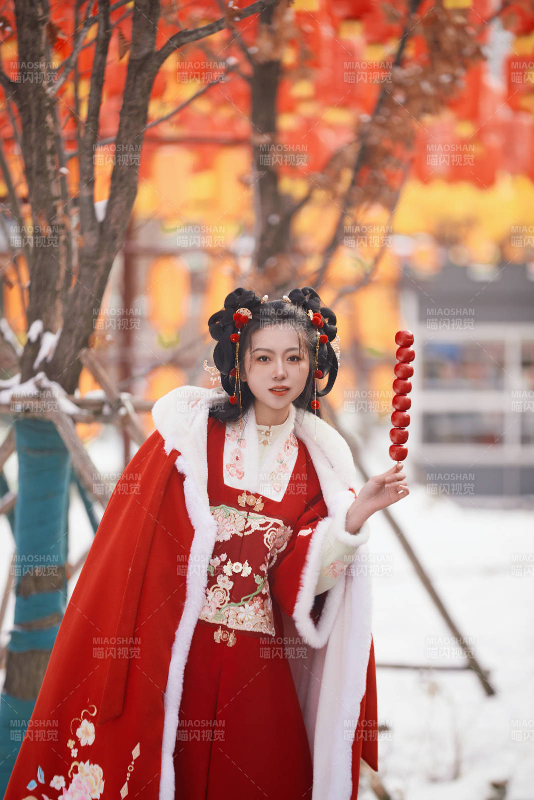雪天戶外身穿中式紅色漢服的亞洲少女
