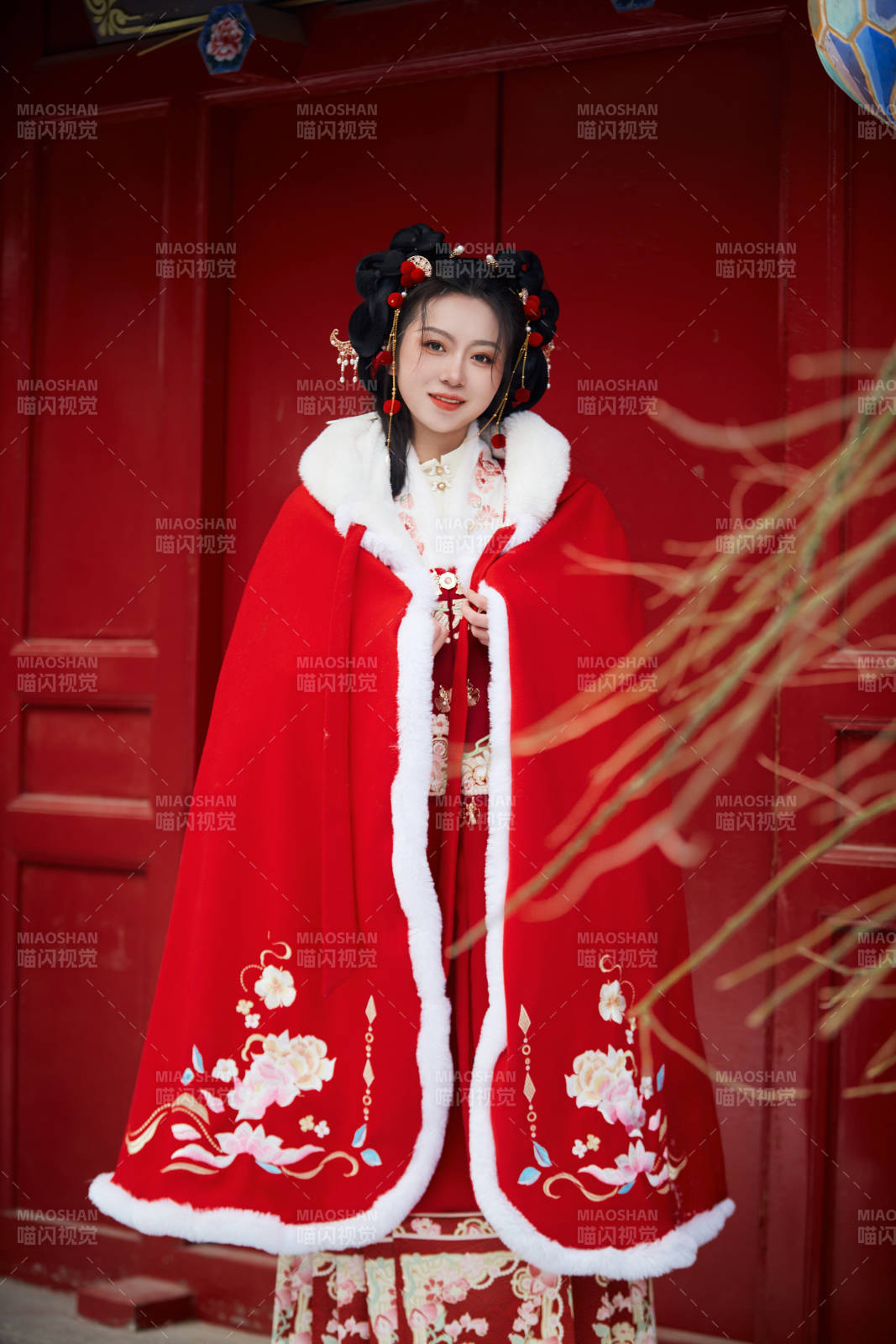 雪天戶外身穿中式紅色漢服的亞洲少女