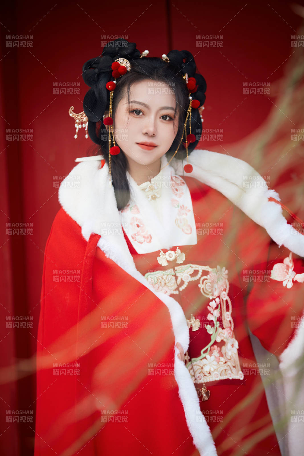 雪天戶外身穿中式紅色漢服的亞洲少女