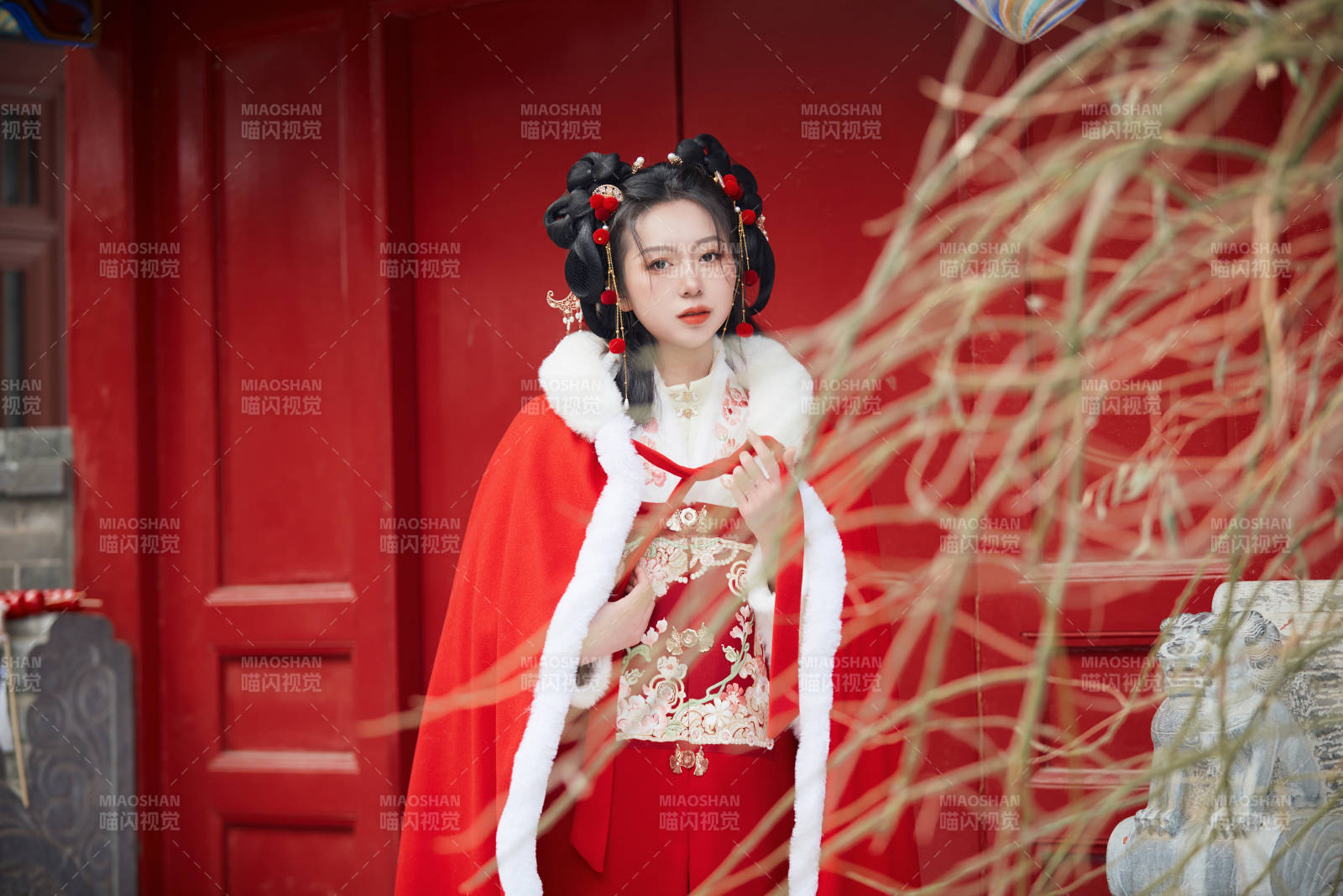 雪天戶外身穿中式紅色漢服的亞洲少女