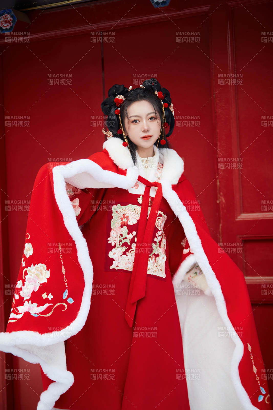 雪天戶外身穿中式紅色漢服的亞洲少女