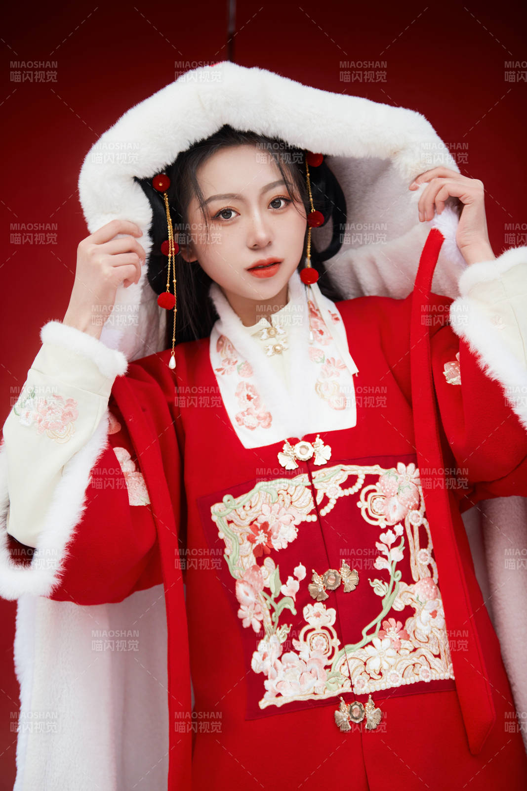 雪天戶外身穿中式紅色漢服的亞洲少女