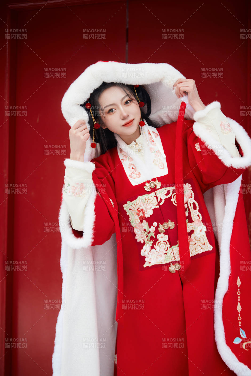 雪天戶外身穿中式紅色漢服的亞洲少女