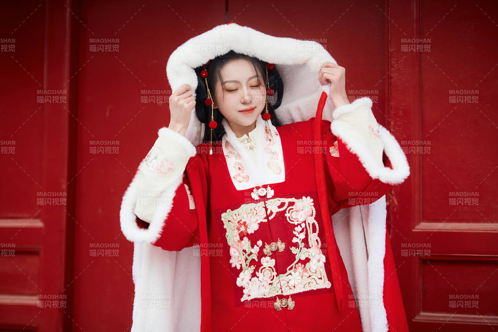 雪天戶外身穿中式紅色漢服的亞洲少女