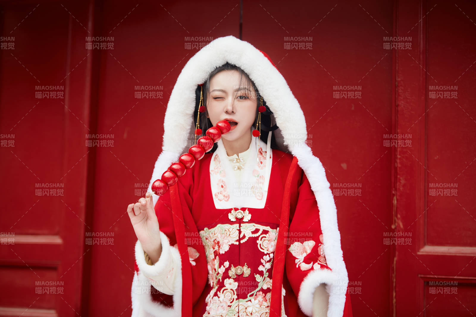 雪天戶外身穿中式紅色漢服的亞洲少女
