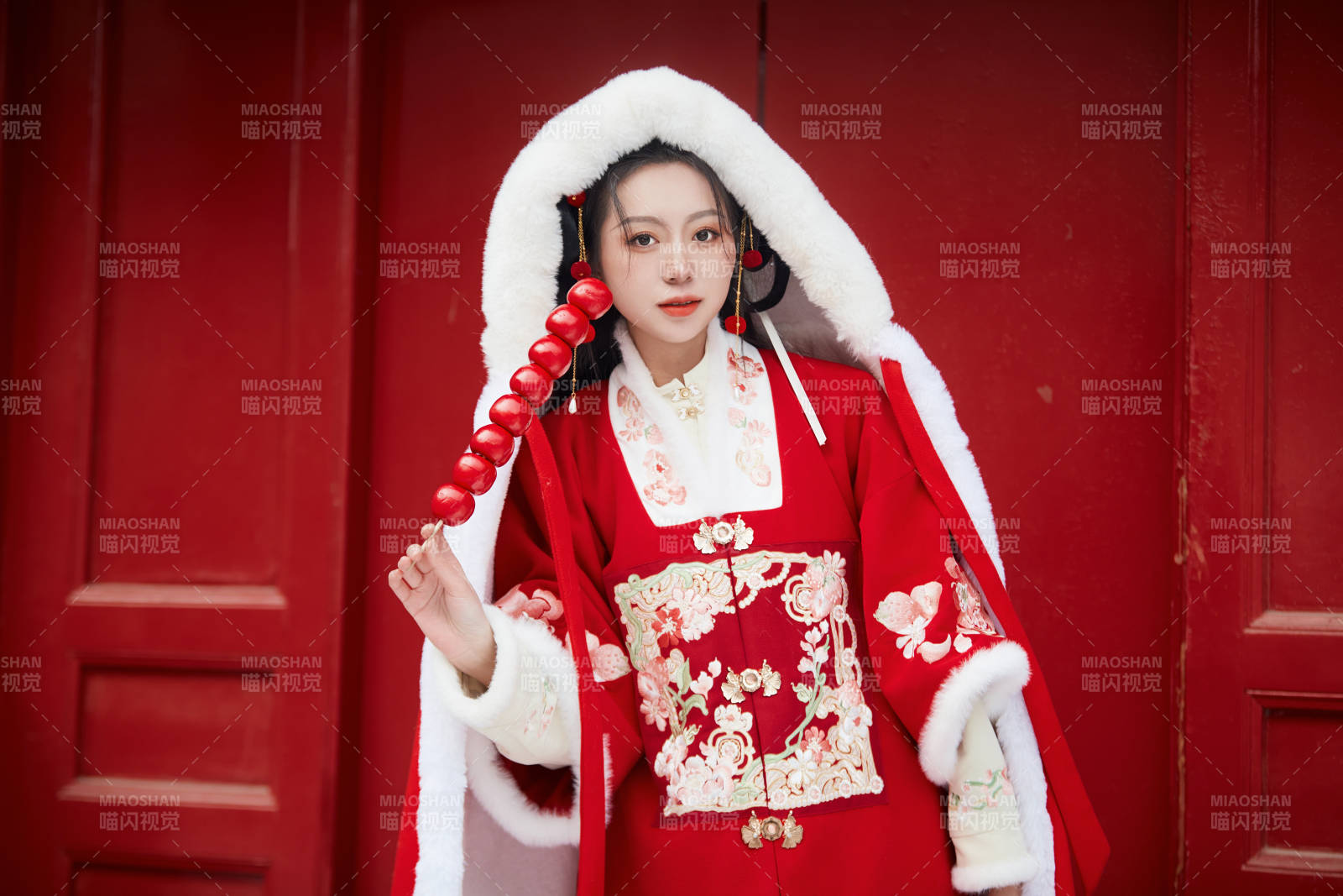 雪天戶外身穿中式紅色漢服的亞洲少女