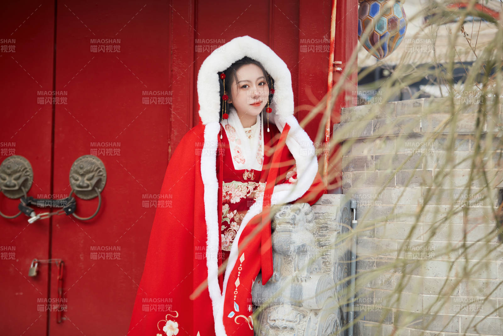 雪天戶外身穿中式紅色漢服的亞洲少女