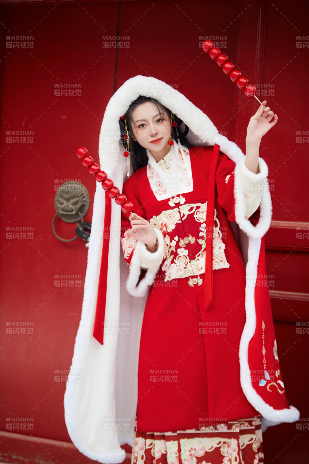 雪天戶外身穿中式紅色漢服的亞洲少女