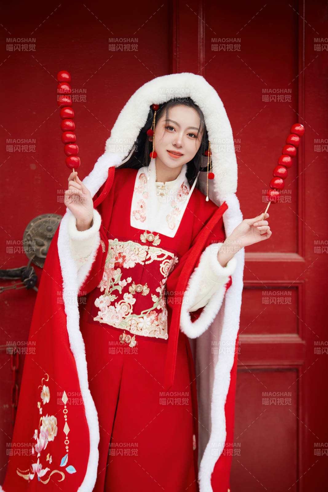 雪天戶外身穿中式紅色漢服的亞洲少女