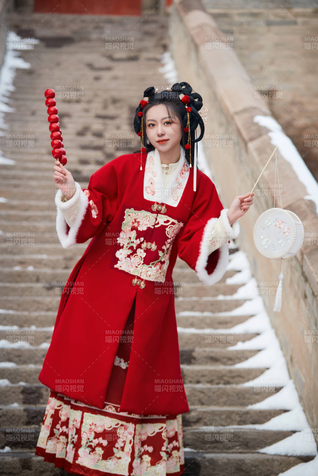 雪天戶外身穿中式紅色漢服的亞洲少女