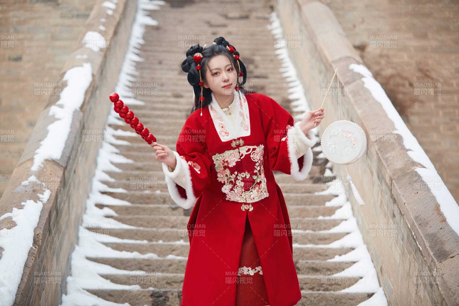 雪天戶外身穿中式紅色漢服的亞洲少女