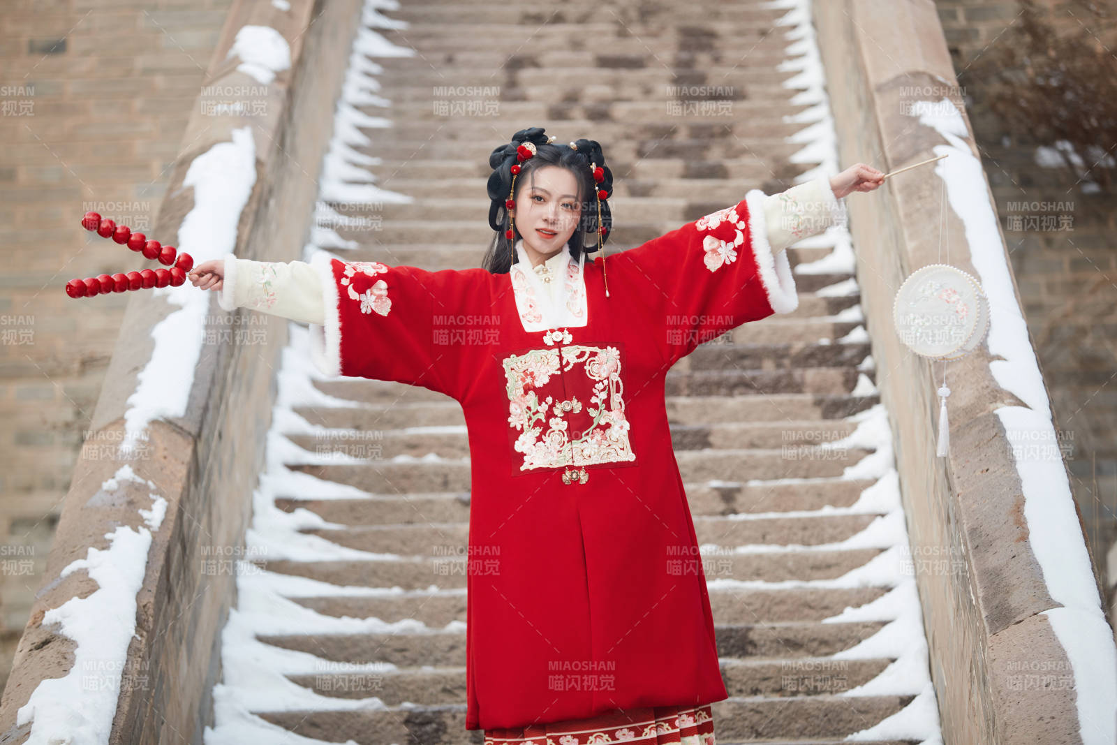 雪天戶外身穿中式紅色漢服的亞洲少女