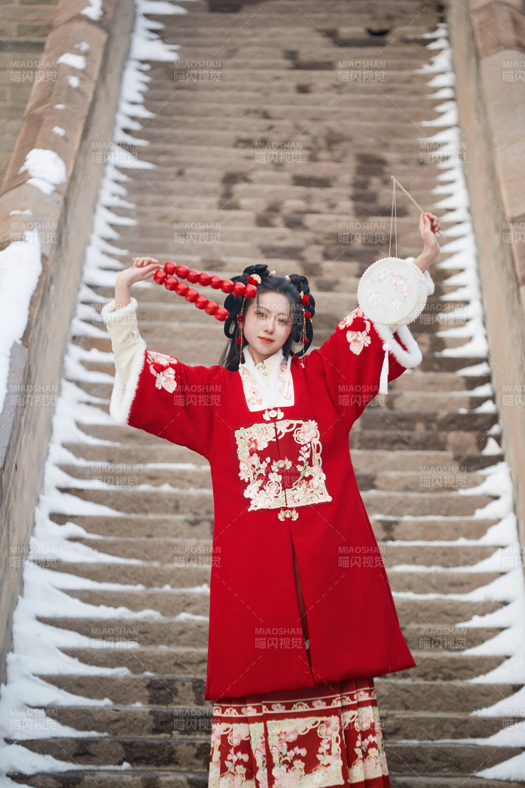 雪天戶外身穿中式紅色漢服的亞洲少女