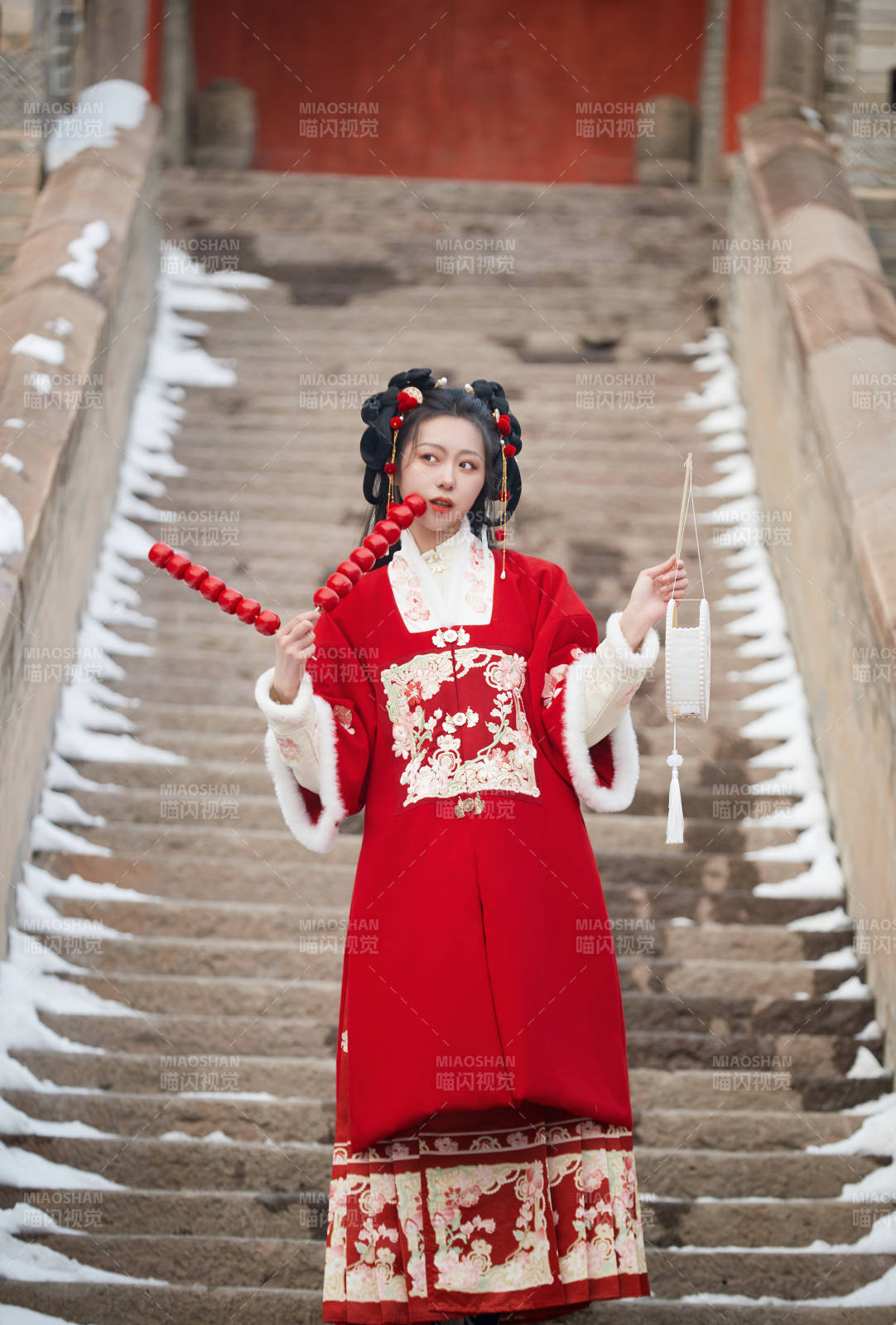 雪天戶外身穿中式紅色漢服的亞洲少女