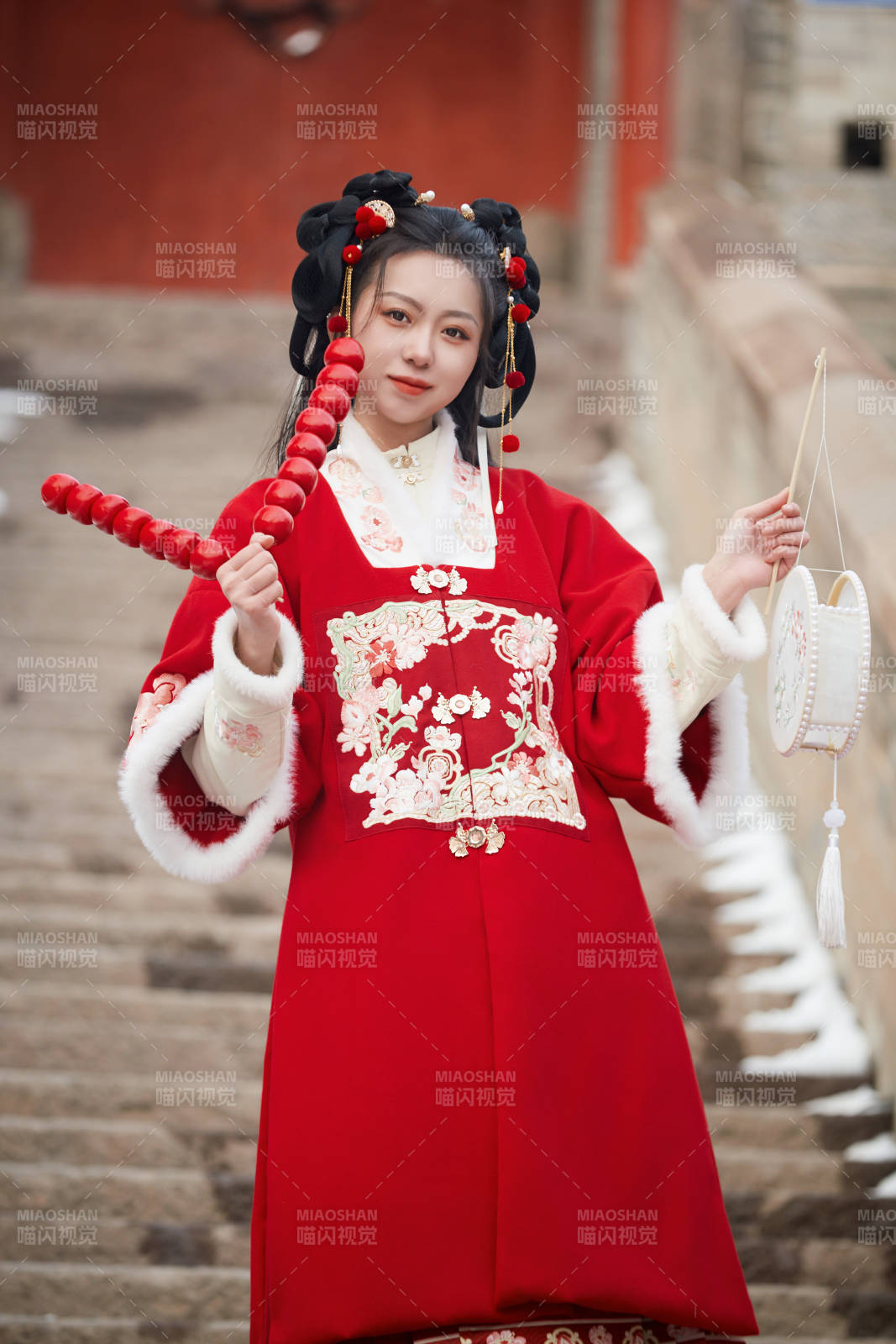 雪天戶外身穿中式紅色漢服的亞洲少女