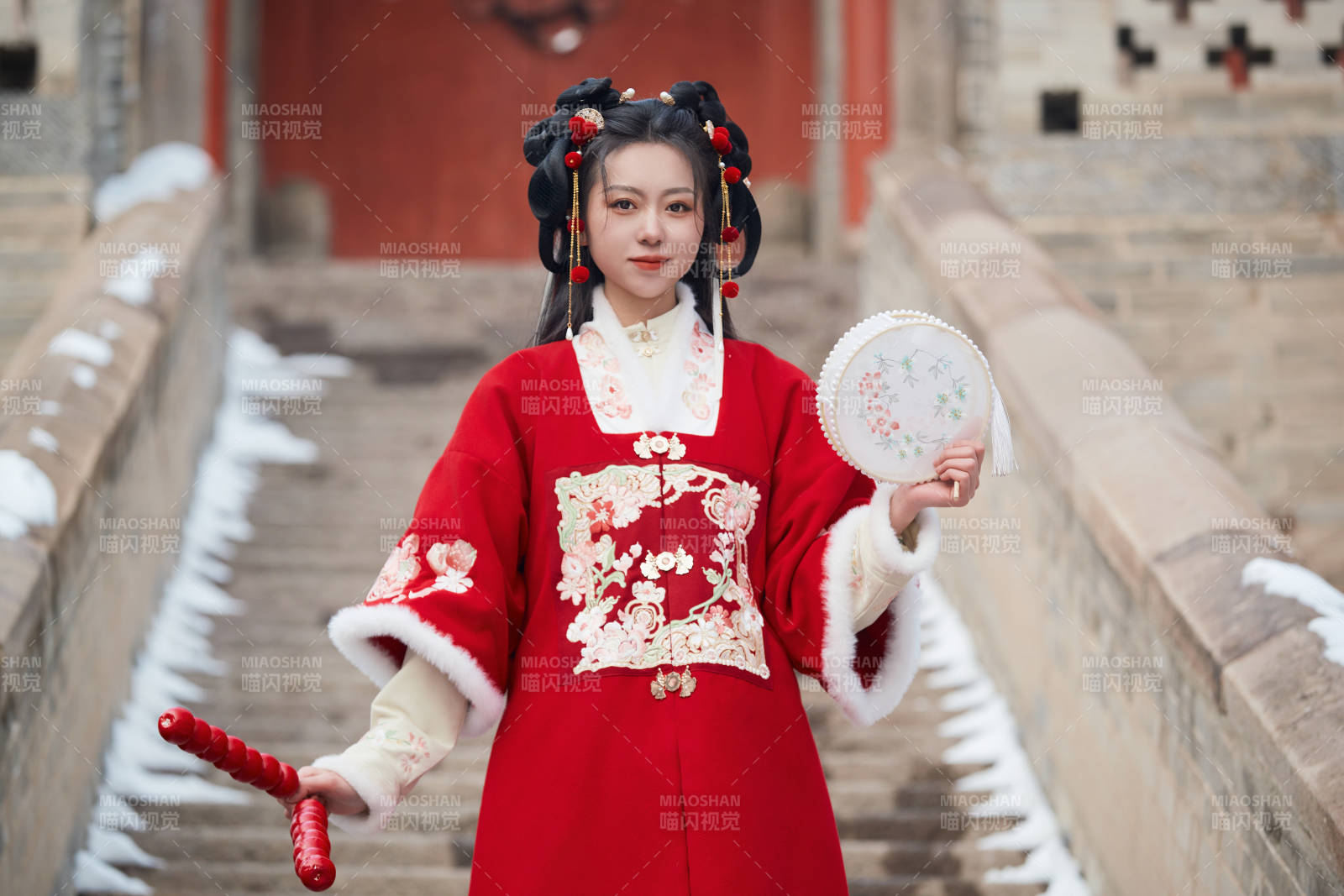 雪天戶外身穿中式紅色漢服的亞洲少女