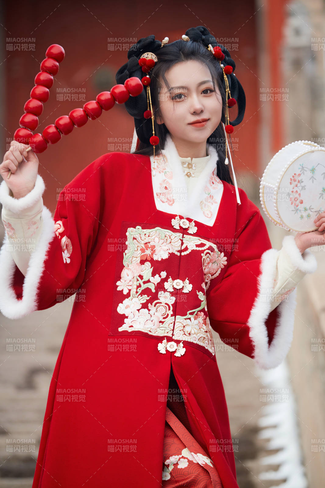 雪天戶外身穿中式紅色漢服的亞洲少女