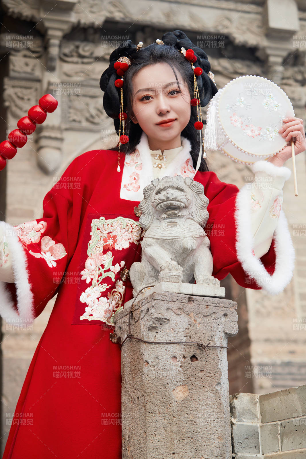 雪天戶外身穿中式紅色漢服的亞洲少女