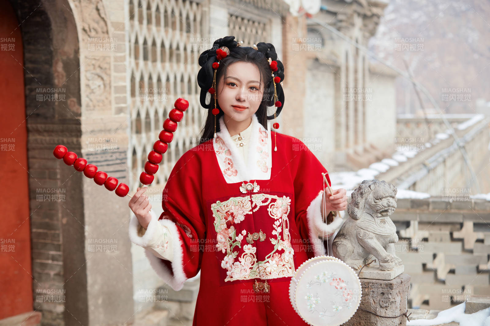 雪天戶外身穿中式紅色漢服的亞洲少女