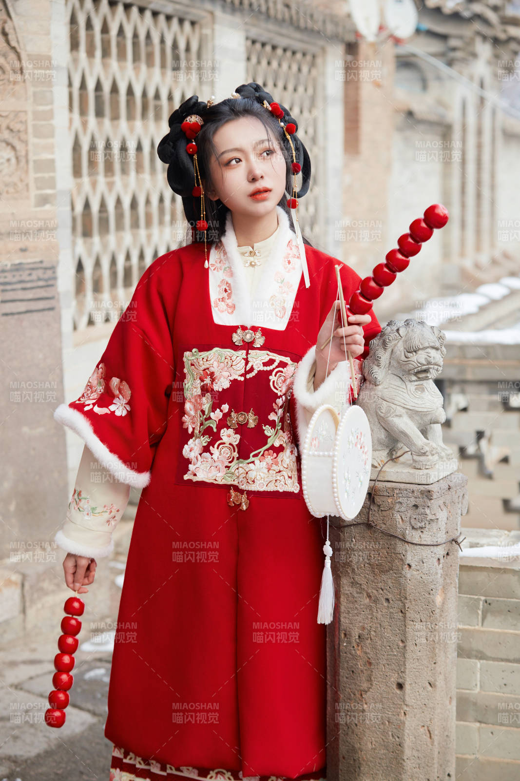 雪天戶外身穿中式紅色漢服的亞洲少女