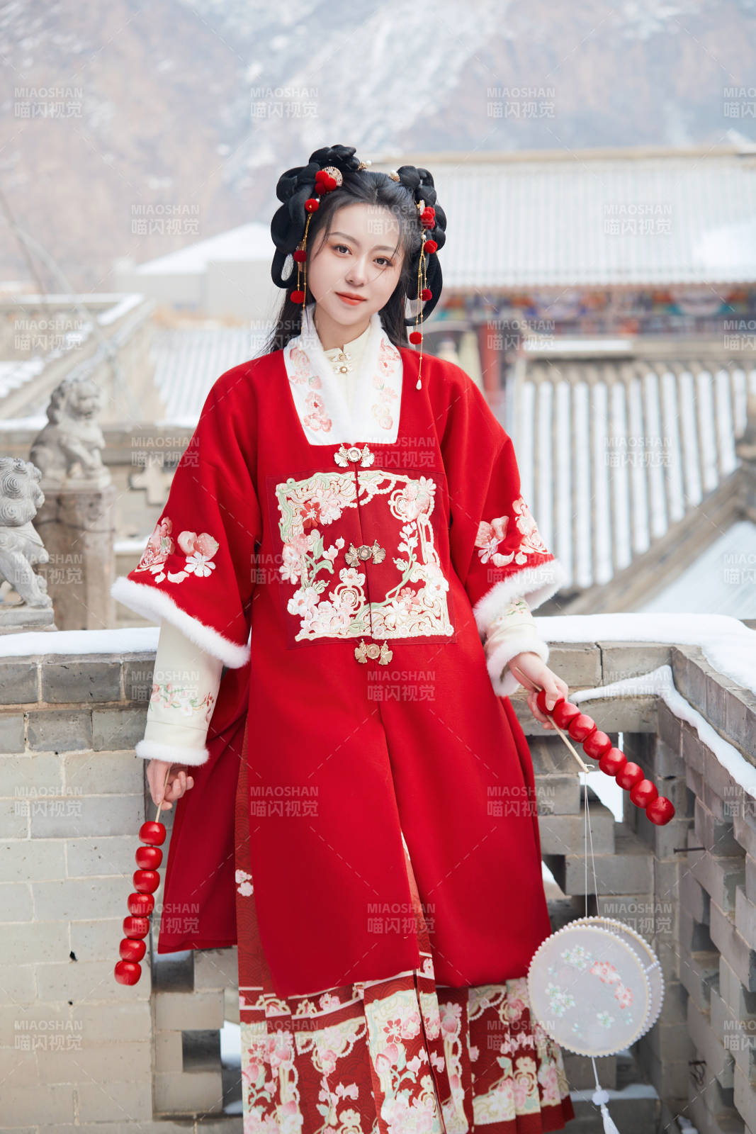 雪天戶外身穿中式紅色漢服的亞洲少女
