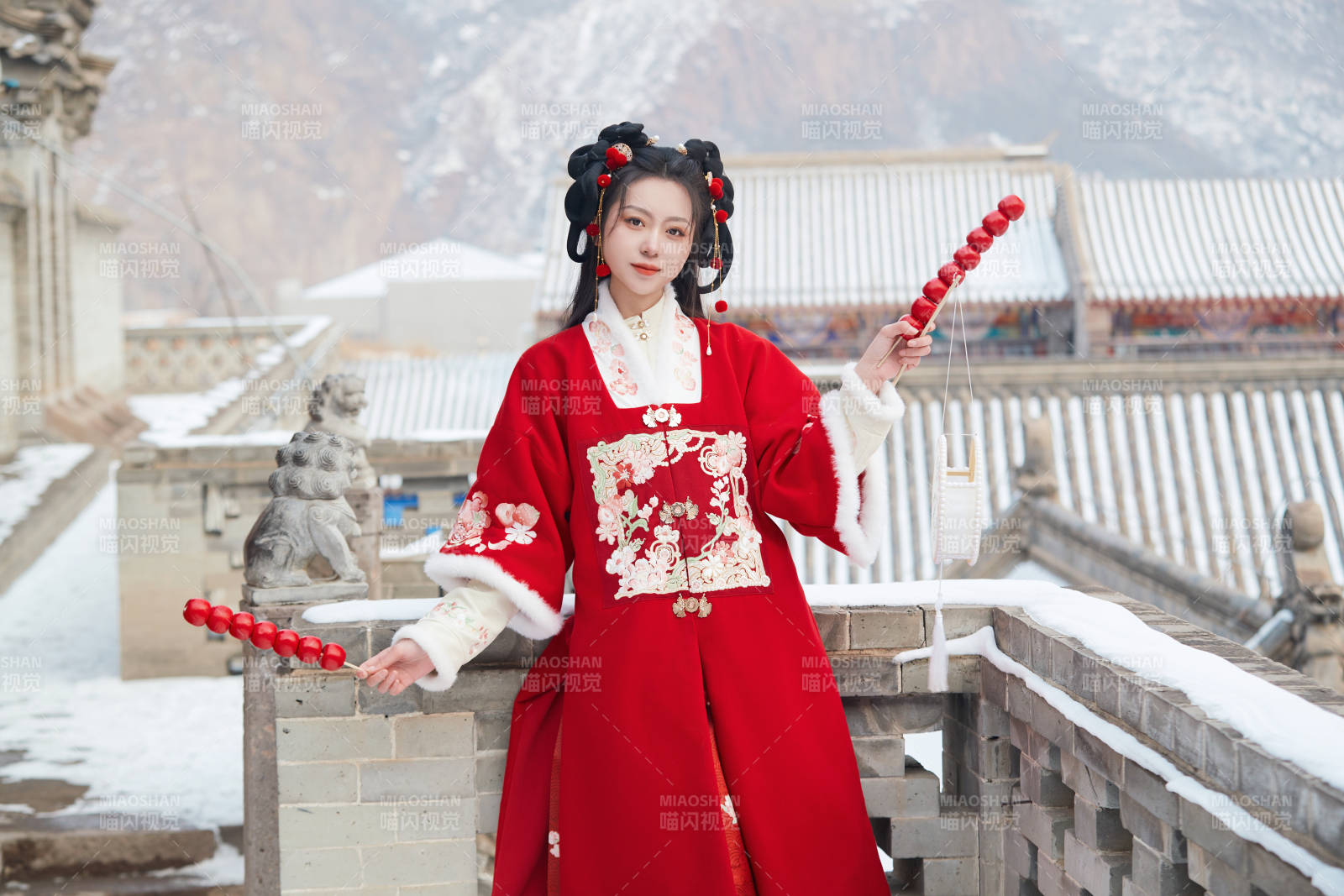 雪天戶外身穿中式紅色漢服的亞洲少女