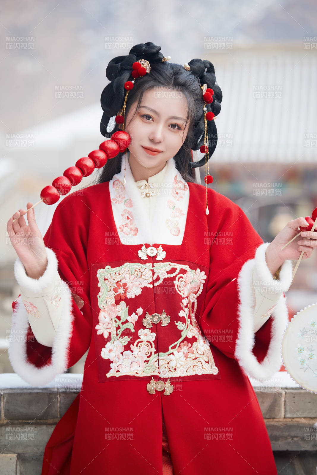 雪天戶外身穿中式紅色漢服的亞洲少女