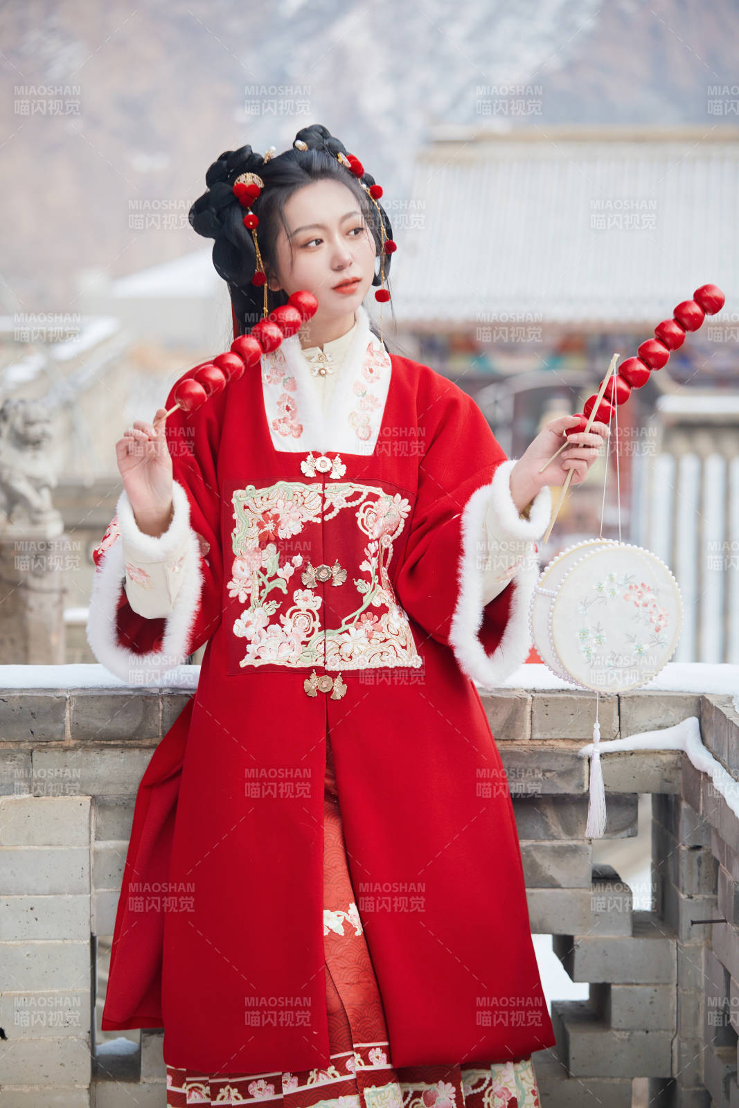 雪天戶外身穿中式紅色漢服的亞洲少女