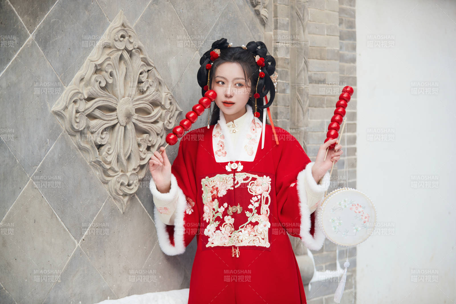 雪天戶外身穿中式紅色漢服的亞洲少女