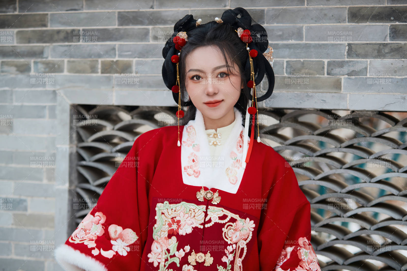 雪天戶外身穿中式紅色漢服的亞洲少女