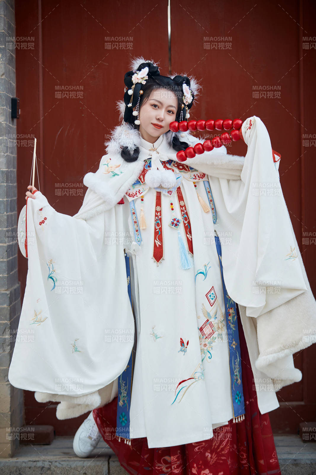 大雪后戶外身穿明朝漢服的亞洲少女