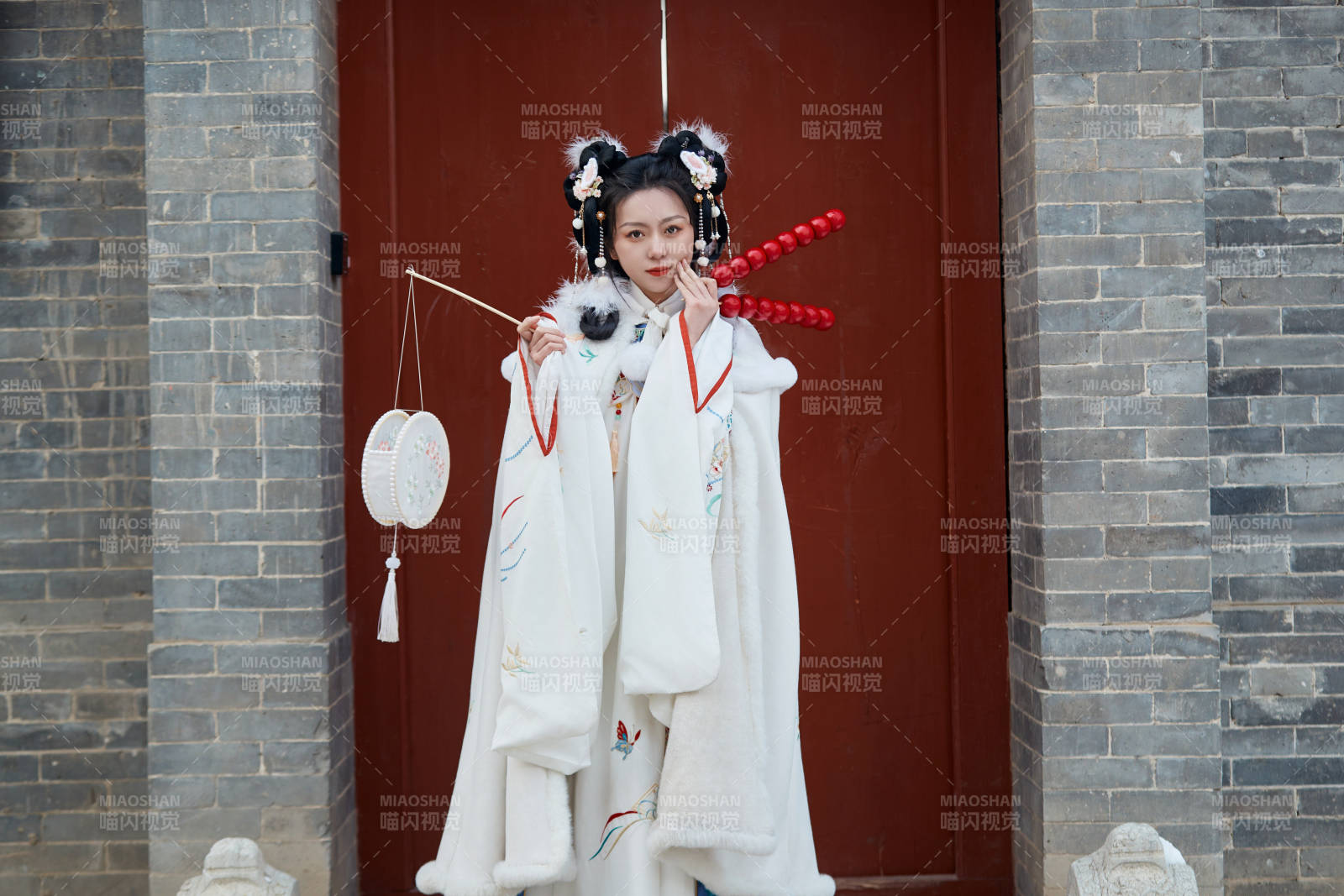 大雪后戶外身穿明朝漢服的亞洲少女