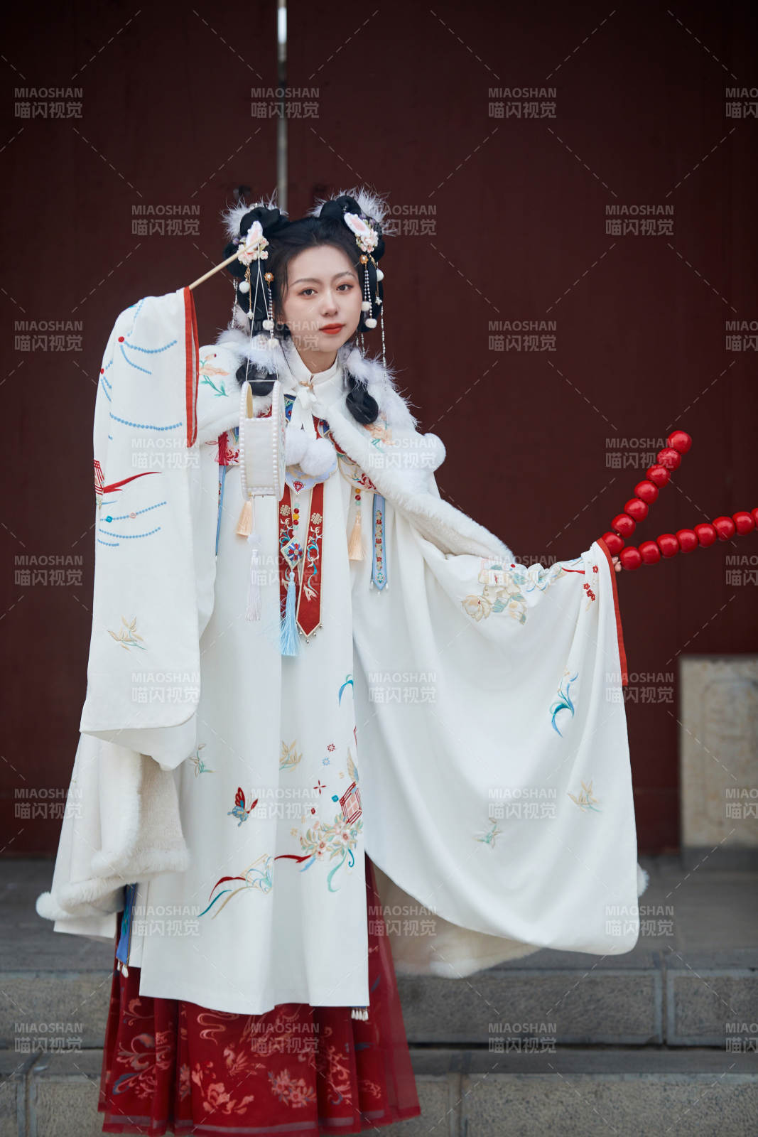 大雪后戶外身穿明朝漢服的亞洲少女