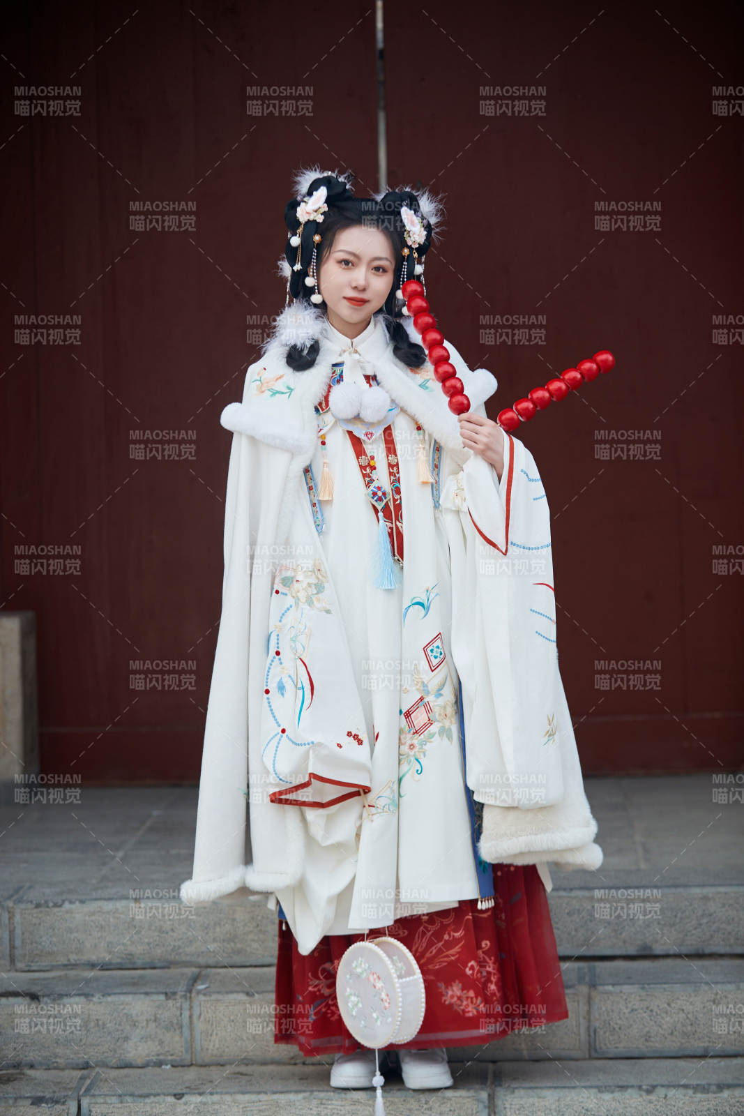 大雪后戶外身穿明朝漢服的亞洲少女